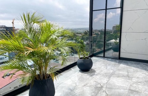 Accra Apartment | Luxury 1BR apartment with Airport View and Infinity pool on rooftop.