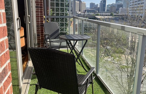 Castleberry Hill Condo | Luxury 1BR Condo w/Balcony 5mins from Downtown Atlanta