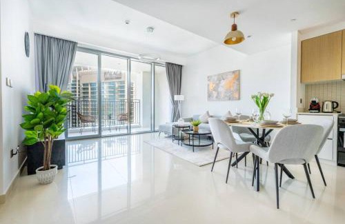 Dubai Apartment | Luxury 1BR Retreat l 17 Icon Bay, Dubai Creek