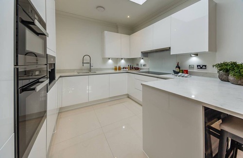 Hammersmith and Fulham Apartment | Luxury 2 Bed 2 Bath Gated Riverside Development