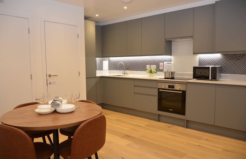 Watford Town Centre House | Luxury 2 Bed House, Loft Garden , Watford Staduim, Harry Po, Free Parking, Netfx