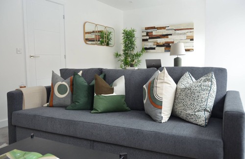 Watford Town Centre House | Luxury 2 Bed House, Loft Garden , Watford Staduim, Harry Po, Free Parking, Netfx
