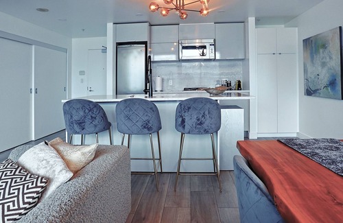 Crosstown Apartment | Luxury 2 Bed2 Bath condo in Vancouver's Prime Location Perfect for site seeing