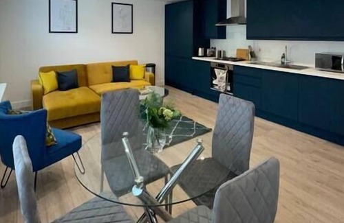 Huntingdon Apartment | Luxury 2 Bedroom Town Centre Apartment