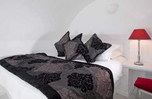 Imerovigli Villa | Luxury 2 Bedroom Above Blue Villa in Santorini, Greece