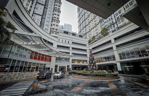 San Antonio Condo | Luxury 2 bedroom condo connected to the mall and MRT, only 4km from the airport!