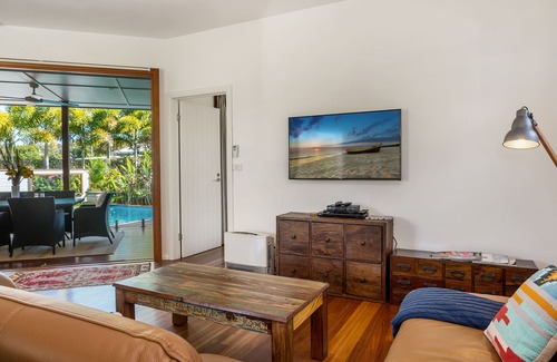 Byron Bay House | Luxury 2 bedroom pool villa, walk to the beach and centre of Byron