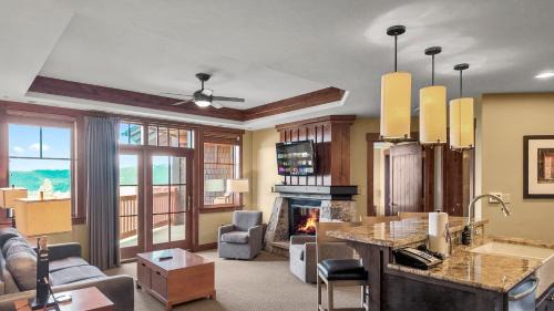 Peak 8 Apartment | Luxury 2-Bedroom Resort Suite at One Ski Hill Place Breckenridge with Mountain Views and Resort Ameneties