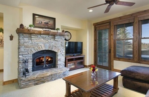 Mammoth Lakes House | Luxury 2 Bedroom 2.5 Bath Townhome Adjacent to the Snowcreek Golf Course