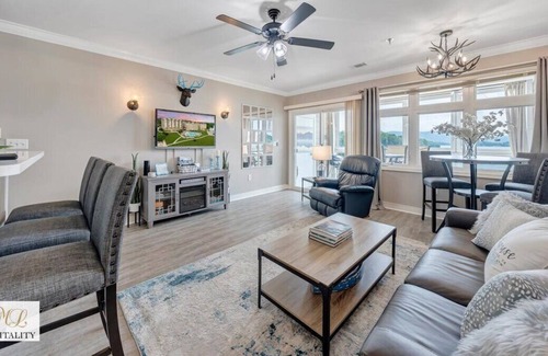 Smith Mountain Lake Resort | Luxury 2 bedroom Waterfront Balcony Mariners Landing w/ Amenities