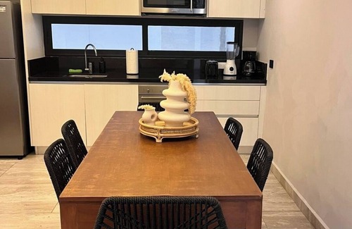 Tohoku Apartment | Luxury 2BD Condo 3 blk from 5th Ave W/PoolandParking