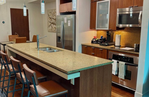 Channel District Condo | Luxury 2BR/2BA Channelside Condo- Pool, Sauna, Gym + Balcony