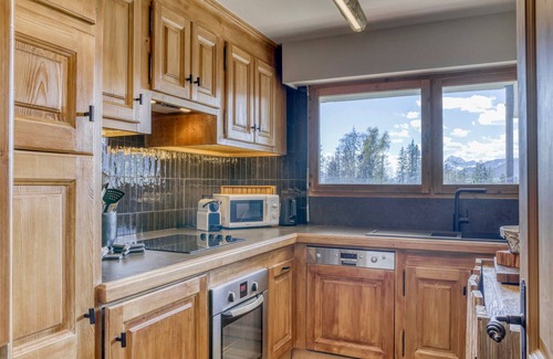 Le Planellet Apartment | Luxury 2BR Apartment with Fireplace, Balcony & Parking near Mont d'Arbois Ski Slopes