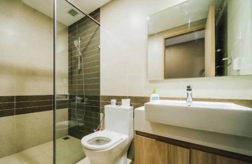 Bach Dang Riverside Apartment | Luxury 2BR Apt at Rivergate free Pool & Gym