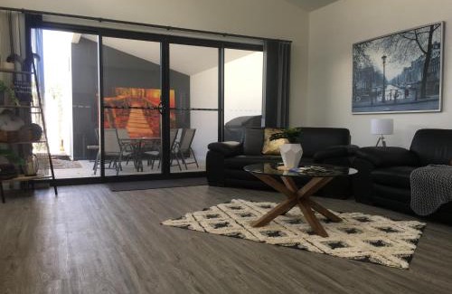 Bathurst Villa | Luxury 2br home with King, 5 star private & close