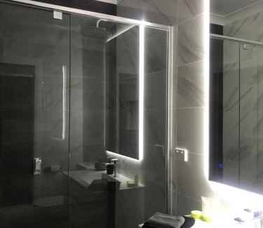 Bathurst Villa | Luxury 2br home with King, 5 star private & close
