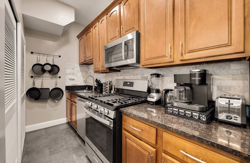 Columbia Heights Apartment | Luxury 2BR + Parking | Heart of DC – Walk to Metro