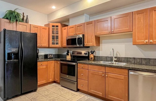 Okanagan-Similkameen House | LUXURY 3 Bd LAKEFRONT TOWNHOME-Views, Private Beach & Dock in Sunny Oyosoos!n