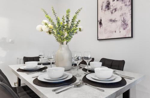 Park Royal Apartment | Luxury 3 bed apartment with Balcony