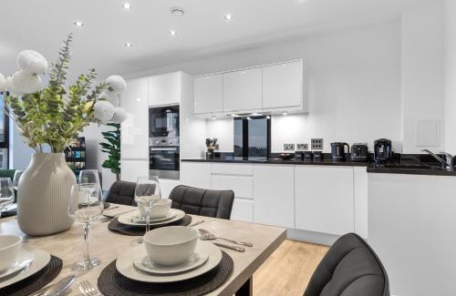 Park Royal Apartment | Luxury 3 bed apartment with Balcony