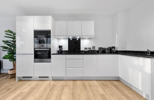 Park Royal Apartment | Luxury 3 bed apartment with Balcony