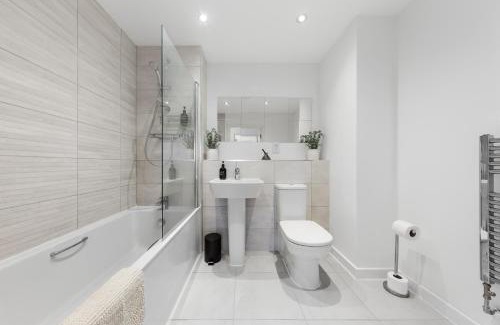 Park Royal Apartment | Luxury 3 bed apartment with Balcony