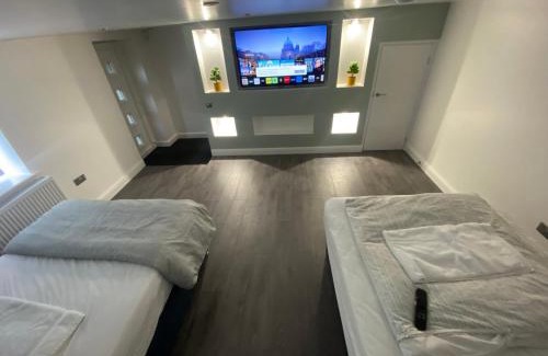 Elland House | Luxury 3-Bed House-Jaquzzi Bath-Private Parking-Sleeps 13- 2 Min M62