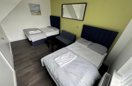 Elland House | Luxury 3-Bed House-Jaquzzi Bath-Private Parking-Sleeps 13- 2 Min M62
