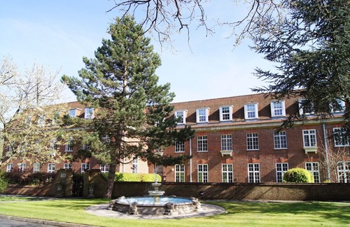 Runnymede Apartment | Luxury 3 bed loft apartment in parkland 5min M25, 15min Heathrow, 30min London
