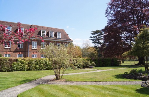 Runnymede Apartment | Luxury 3 bed loft apartment in parkland 5min M25, 15min Heathrow, 30min London