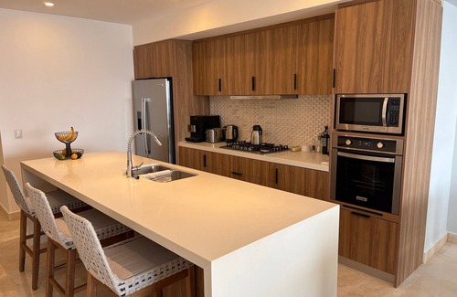 Las Glorias Condo | Luxury 3-Bedroom Beachfront Condo at Harbor 171 with Pools, Gym, and much more!