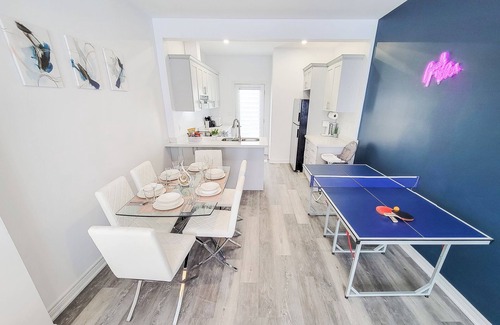 Niagara Falls House | Luxury 3BDR Retreat in the Heart of Niagara Falls - SLEEPS 8 + Free Parking