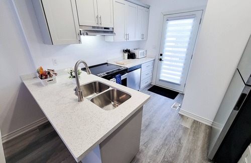 Niagara Falls House | Luxury 3BDR Retreat in the Heart of Niagara Falls - SLEEPS 8 + Free Parking