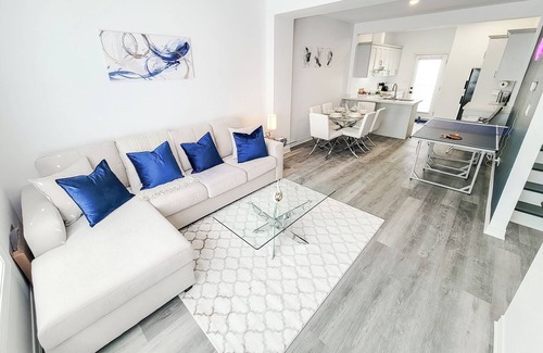 Niagara Falls House | Luxury 3BDR Retreat in the Heart of Niagara Falls - SLEEPS 8 + Free Parking