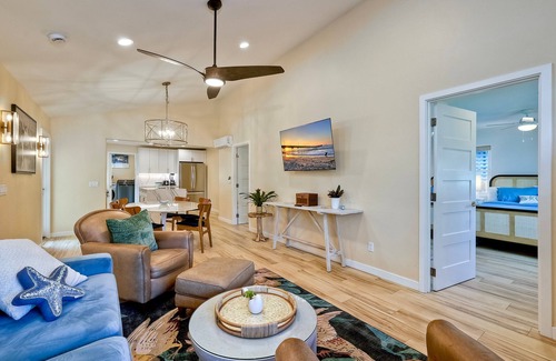 Townsite Condo | Luxury 3BR Oceanside Condo | A/C, Walk to Beach & Pier, Private Patio, WFH Ready