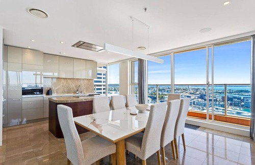 Auckland Central Business District Apartment | Luxury 3BR Quay West w/Views + Parking