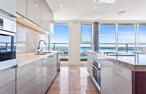 Auckland Central Business District Apartment | Luxury 3BR Quay West w/Views + Parking