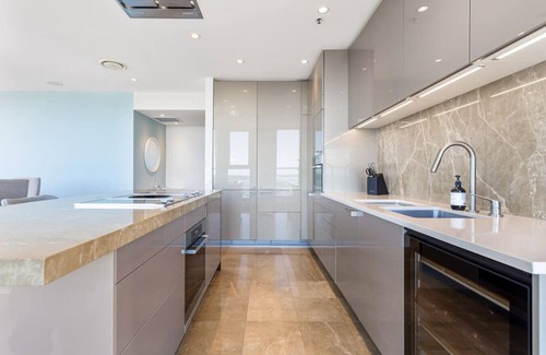 Auckland Central Business District Apartment | Luxury 3BR Quay West w/Views + Parking