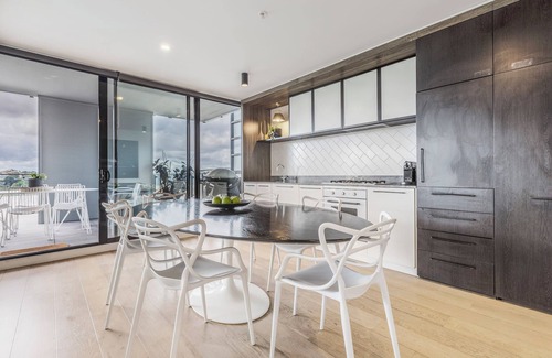 Abbotsford Condo | Luxury 3BR Riverside Sub-Penthouse w Huge Balcony