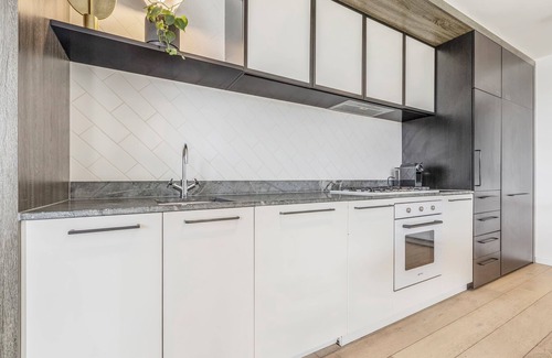 Abbotsford Condo | Luxury 3BR Riverside Sub-Penthouse w Huge Balcony