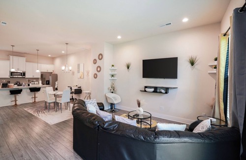 Charlotte House | Luxury 3BR Townhome Near Uptown Family-Friendly + Business Re