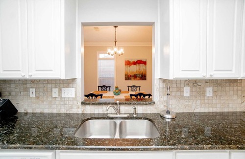 Gunter Afs House | Luxury 3BR w/King Ensuite