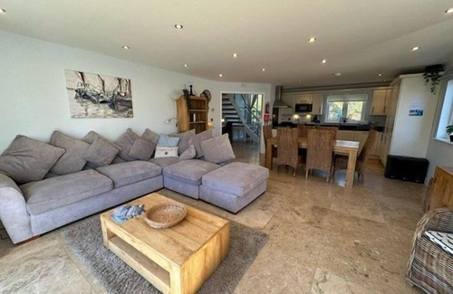 St Austell Villa | Luxury 4 bed detached villa, minimum 3 bathrooms, large open plan lounge/kitchen/dining area.
