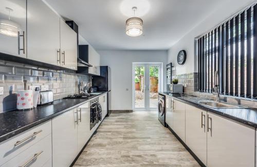 Coventry House | Luxury 4-Bed Home in Coventry City Centre - Sleeps 10 - Ideal for Corporate and Contractors