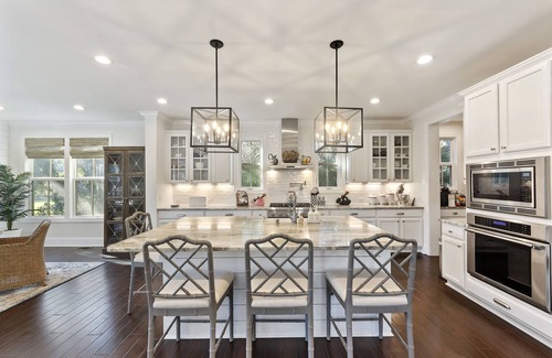 Vanderhorst Plantation House | Luxury 4 Bed with NEW POOL! Hot Tub! Right beside Allee of Oaks!