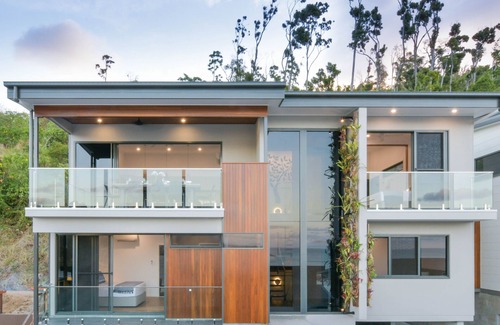 Airlie Beach House | Luxury 4 bedroom holiday home with panoramic views in Airlie Beach