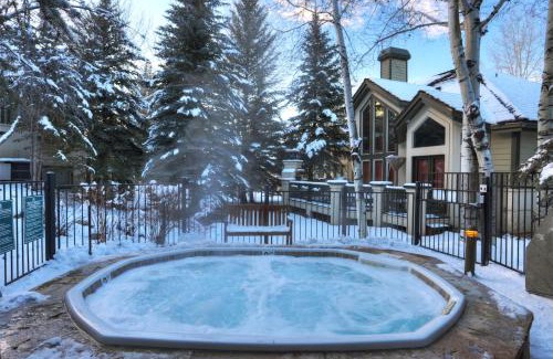 Edwards House | Luxury 4-Bedroom Home Close to Slopes with On-site Hot Tub home