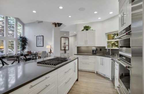 Edwards House | Luxury 4-Bedroom Home Close to Slopes with On-site Hot Tub home