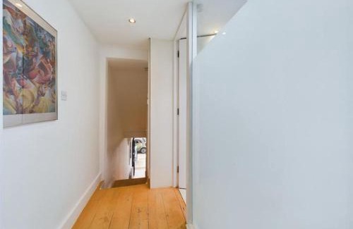 Elephant and Castle Apartment | Luxury 4-Bedroom Modern Flat in Central London Steps from Station, Sleeps 9 in Style!