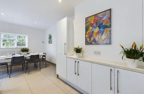 Elephant and Castle Apartment | Luxury 4-Bedroom Modern Flat in Central London Steps from Station, Sleeps 9 in Style!